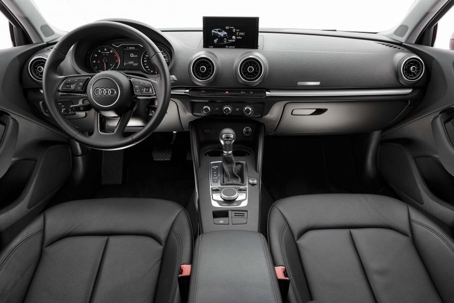 Торпедо Audi A3 Sedan 1.4 TFSI Flex (8V) 2017 года  (LA) (фото 6 из 19)